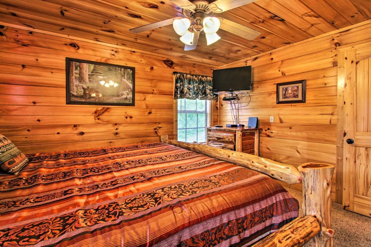 Holiday home Expansive Hot Tub, Deck And Grill!