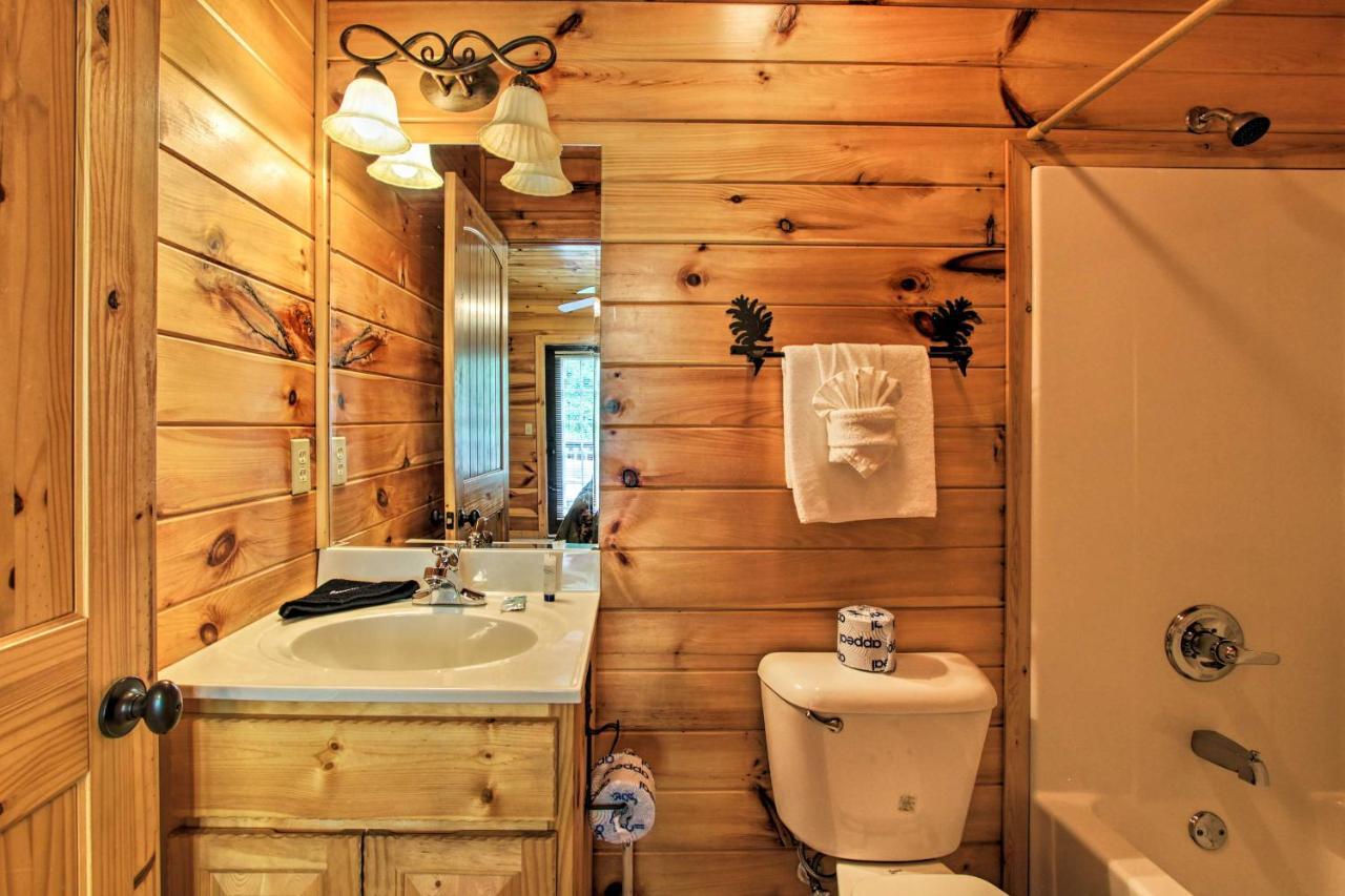 Holiday home Expansive Hot Tub, Deck And Grill! *
